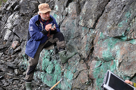 Jan Sverre Sandstad studerer en kobberforekomst ved Porsvann.